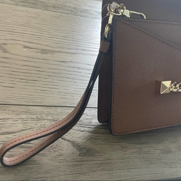 Michael Kors Karla Wristlet with Gold Crossbody Chain NWT - Picture 2 of 6
